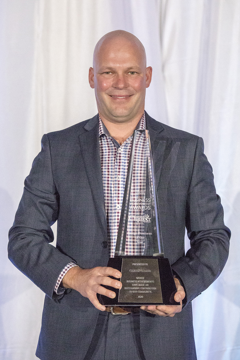 Shawn Vording, VP Automotive Sales, accepting the award on behalf of CARFAX.