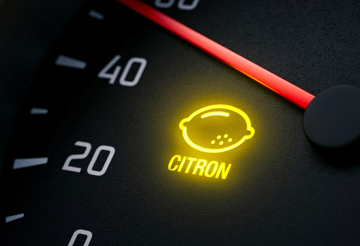 Image du tableau de bord d'une voiture avec un symbole de citron
