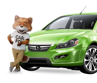 CARFOX de CARFAX Canada s'appuyant nonchalamment avec son coude contre une berline vert citron.