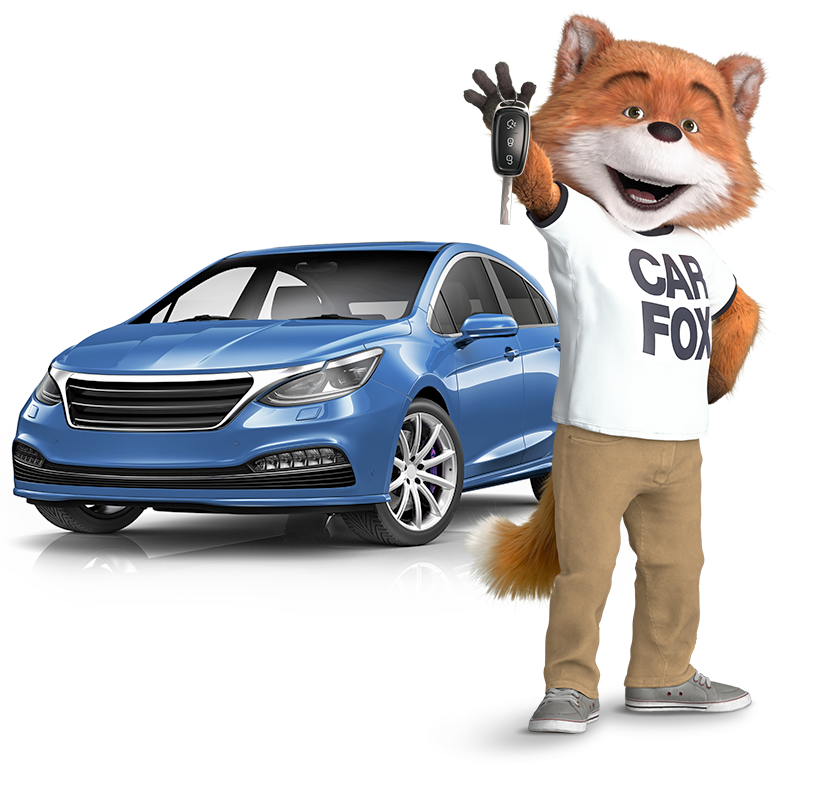 La mascotte de CARFAX Canada, CAR FOX, tient des clés devant une berline quatre portes bleu royal.