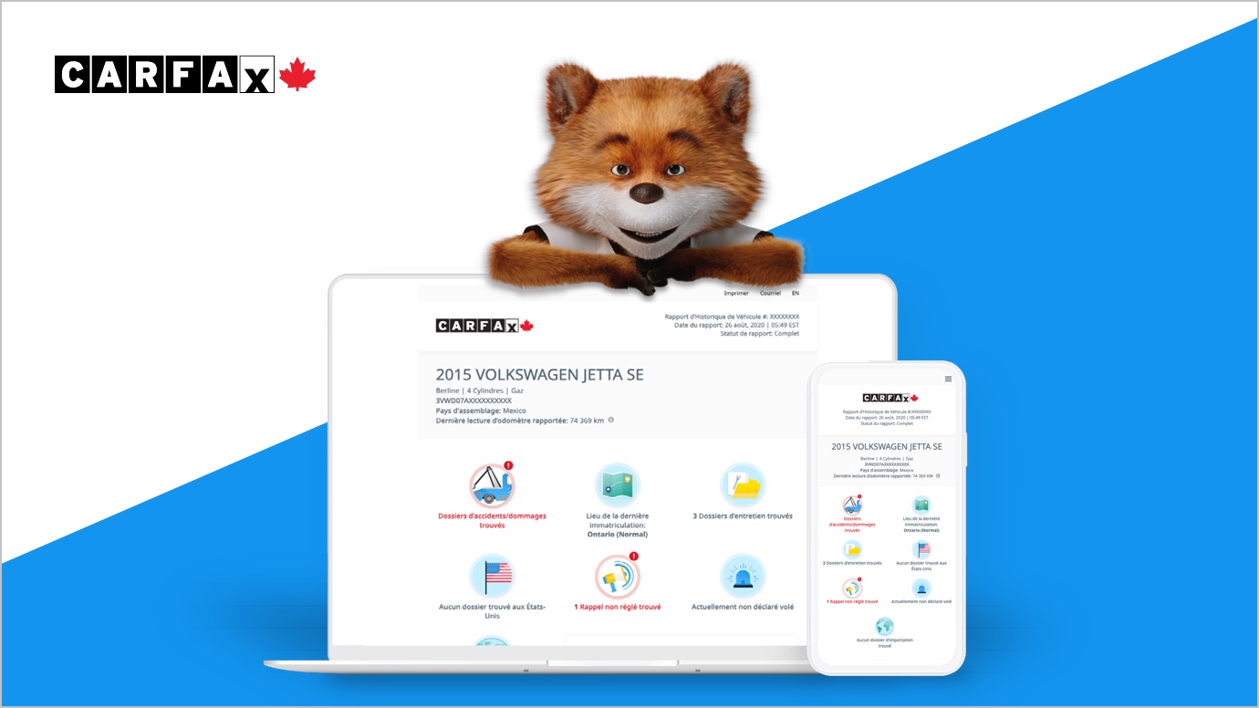  La mascotte de CARFAX Canada, CAR FOX, avec un Rapport d’Historique de Véhicule de CARFAX Canada affiché sur un ordinateur de bureau et un téléphone mobile.