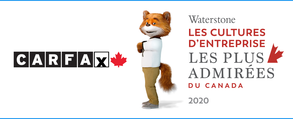 La mascotte de CARFAX Canada, CAR FOX, debout entre le logo de CARFAX Canada et l’insigne “Les cultures d’entreprise les plus admirées au Canada”.