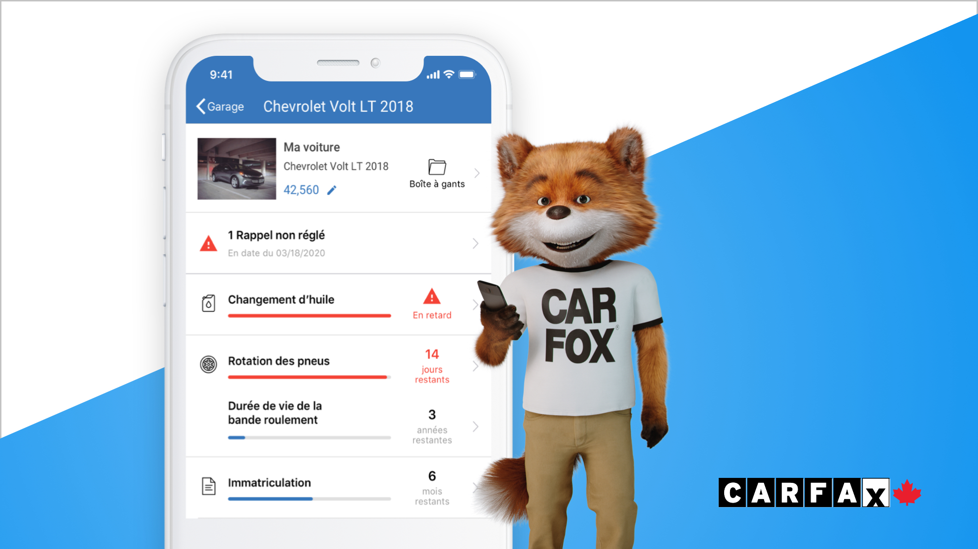  La mascotte CAR FOX de CARFAX Canada, debout devant l'application Car Care affichée sur un téléphone mobile.
